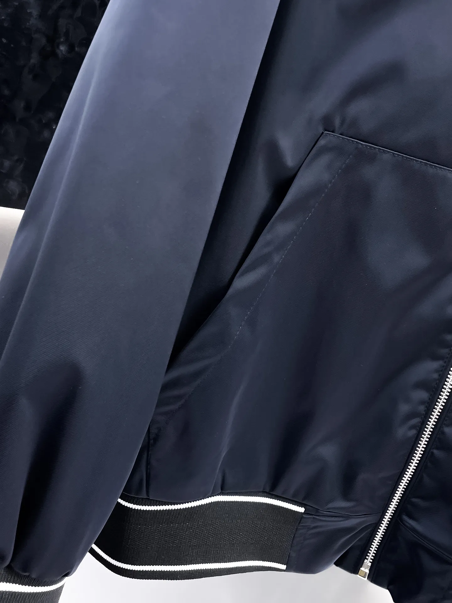 Armani official website Same Style, complete with three labels, on sale in advance! 2026 Autumn and Winter New Arrival men's jacket, Original three-label premium version! The custom-made fabric Breathable in the counter has high comfort, impeccable details, and brand element design concept, reflecting high quality. It feels delicate and soft! It presents a casual cut and the upper body shape is great! Sizes: M～3XL
